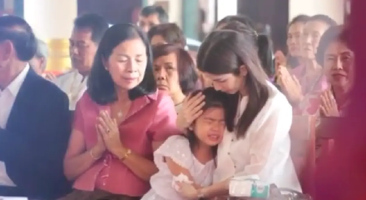 บีบหัวใจที่สุด “น้องมะลิ” ร้องไห้หนัก กอด “แม่โบว์” ในงานทำบุญครบรอบ 4 ปี "ปอ ทฤษฎี"