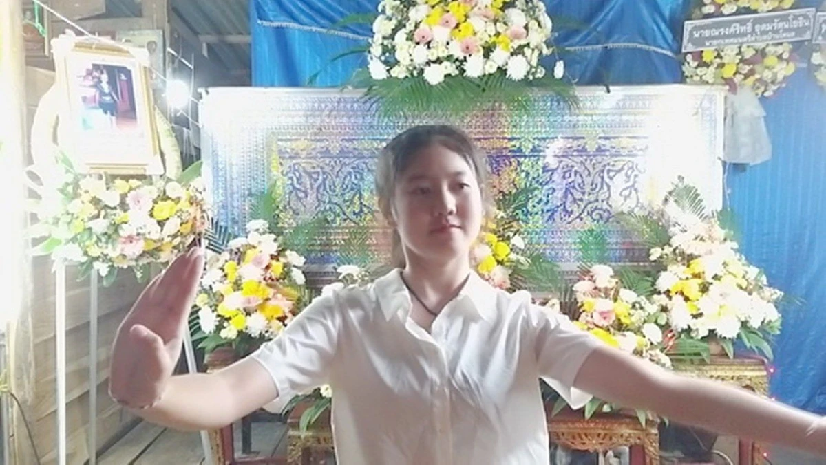 ดีงาม! เด็กสาววัย 15 นางเอกลิเกดังโชว์ร้องรำหน้าโลงศพเพื่อตาครั้งสุดท้าย