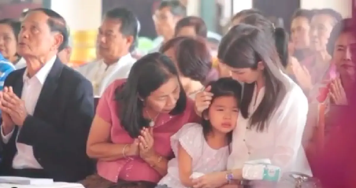 บีบหัวใจที่สุด “น้องมะลิ” ร้องไห้หนัก กอด “แม่โบว์” ในงานทำบุญครบรอบ 4 ปี "ปอ ทฤษฎี"