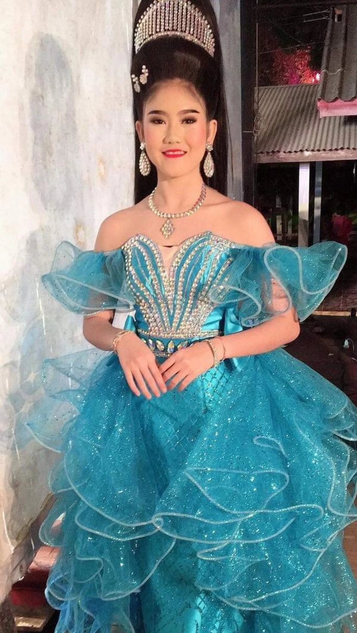 ดีงาม! เด็กสาววัย 15 นางเอกลิเกดังโชว์ร้องรำหน้าโลงศพเพื่อตาครั้งสุดท้าย