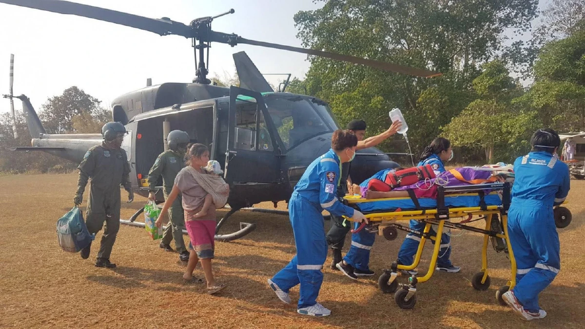 นาทีชีวิต! แพทย์-ทหาร ขับ ฮ.ฝ่าควันข้ามเขา4ลูก ช่วยกะเหรี่ยงป่วยหนักกลางป่า