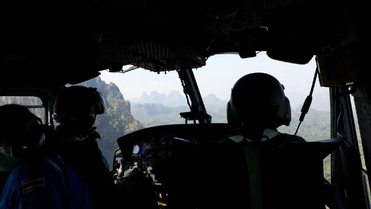 นาทีชีวิต! แพทย์-ทหาร ขับ ฮ.ฝ่าควันข้ามเขา4ลูก ช่วยกะเหรี่ยงป่วยหนักกลางป่า