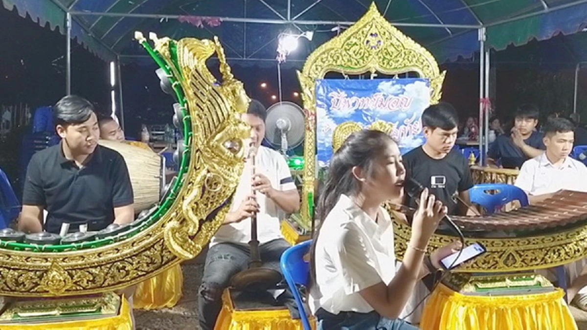 ดีงาม! เด็กสาววัย 15 นางเอกลิเกดังโชว์ร้องรำหน้าโลงศพเพื่อตาครั้งสุดท้าย