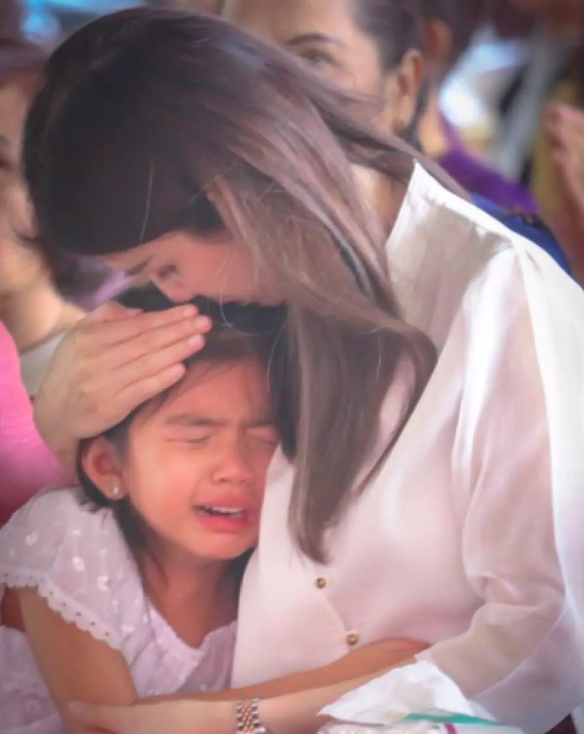 บีบหัวใจที่สุด “น้องมะลิ” ร้องไห้หนัก กอด “แม่โบว์” ในงานทำบุญครบรอบ 4 ปี "ปอ ทฤษฎี"