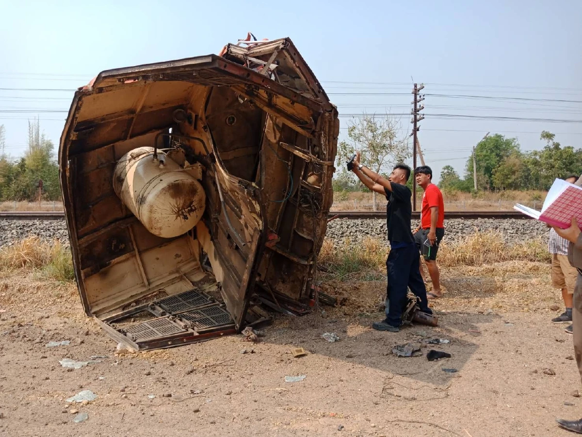 รถไฟพุ่งชนสิบล้อตัดหน้ากระชั้นชิดเจ็บ2ราย