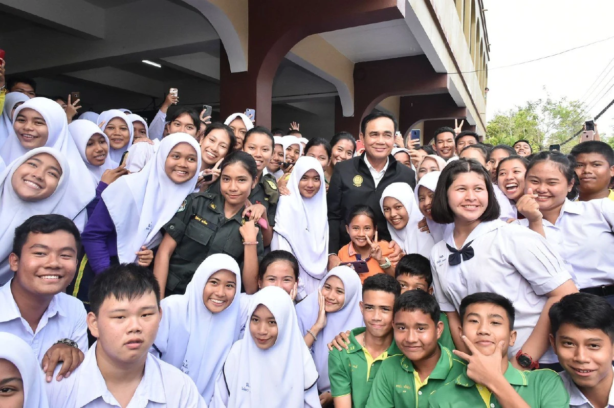 จะช่วยเขาหรือช่วยลุง? บิ๊กตู่อ้อนขอกำลังใจนักเรียนรับมืออภิปราย