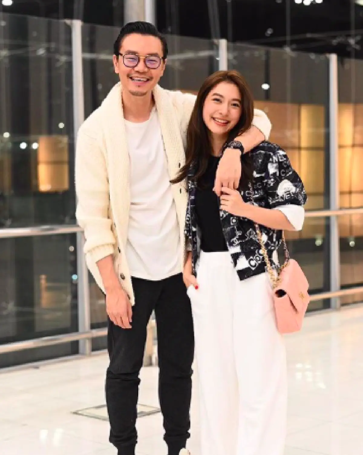 “มิว” ควงคู่สามี “เซนต์” ออกงานแบรนด์ระดับโลก ใช้ Mrs. แล้วเด้อ