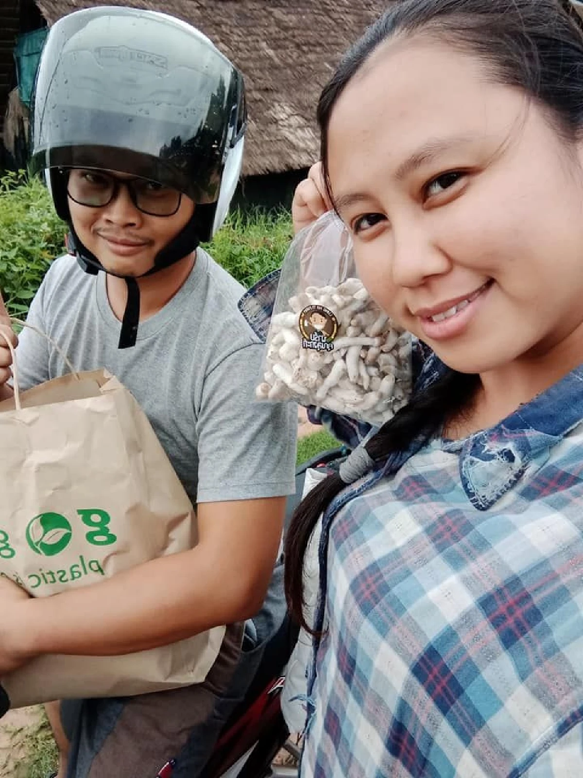 ทิ้งวิศวะมาเป็นเศรษฐีเห็ด “สายฝน-ฉัตรชัย”  คู่รักผู้ปั้น ‘เส้นเห็ด’ สุขภาพเจ้าแรก