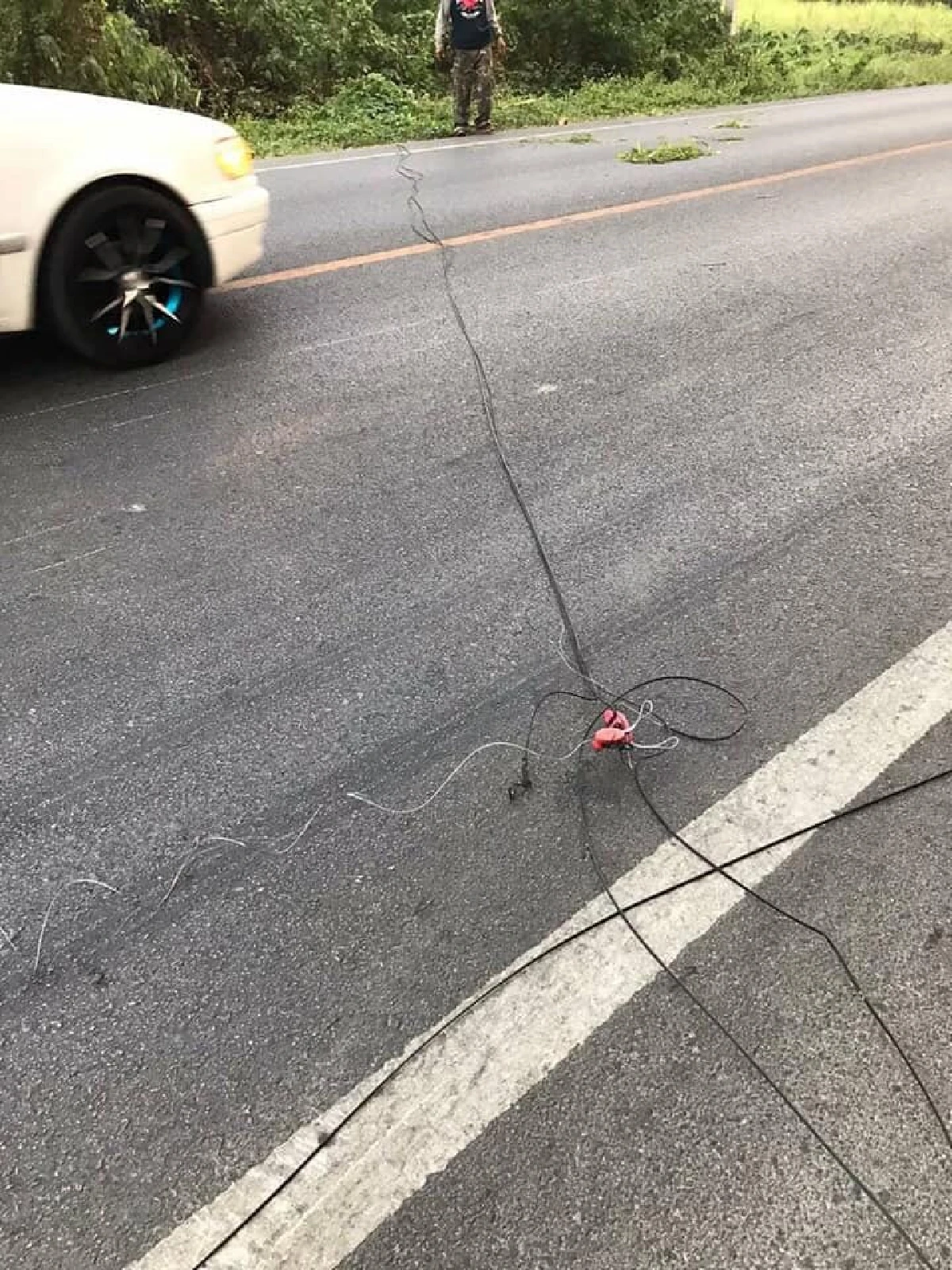 สยอง! 2 นักท่องเที่ยวสาวขี่จยย.ชมเมืองถูกสายสื่อสารบาดคอเหวอะหวะ