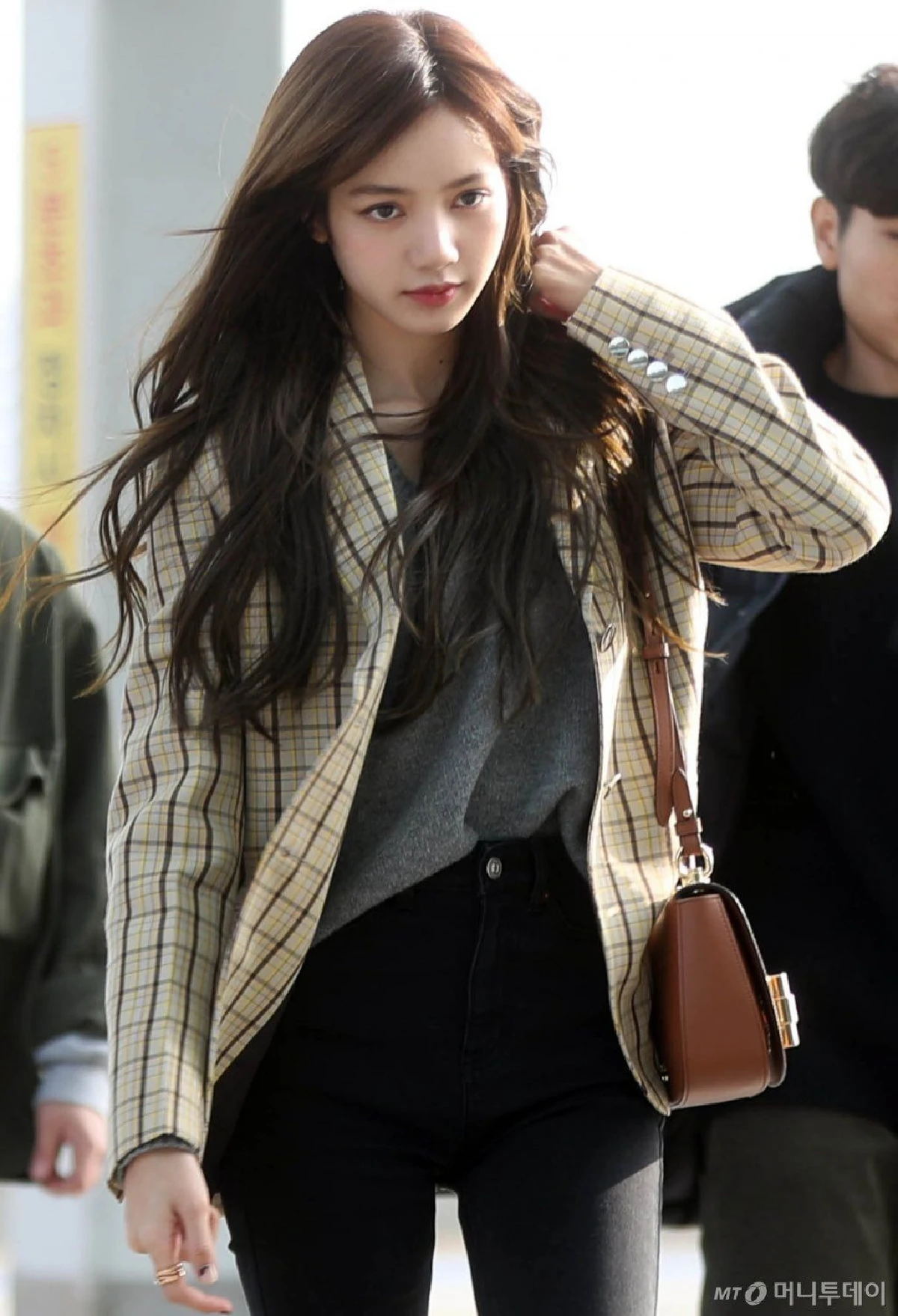 เกินคำว่าปัง! ชาวเน็ตแห่แชร์ภาพ "ลิซ่า Blackpink” แบบไม่มีผมหน้าม้า จนติดเทรนด์ฮิต