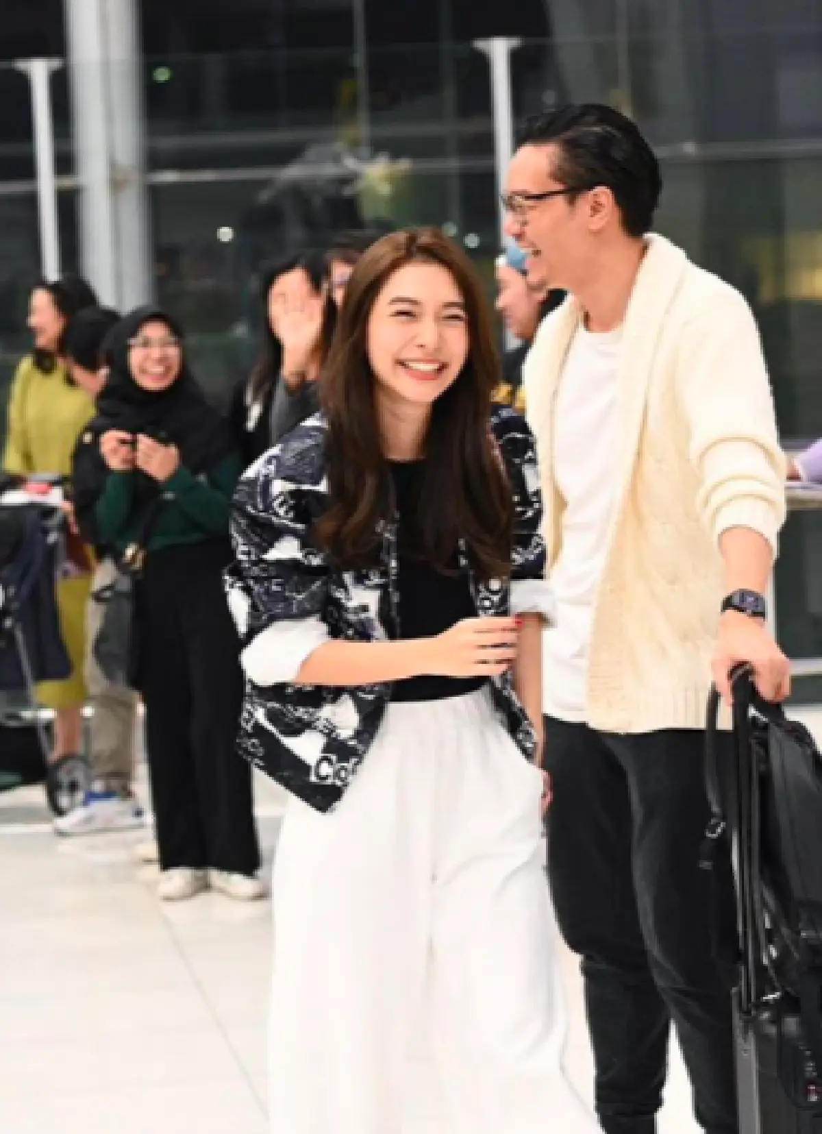 “มิว” ควงคู่สามี “เซนต์” ออกงานแบรนด์ระดับโลก ใช้ Mrs. แล้วเด้อ