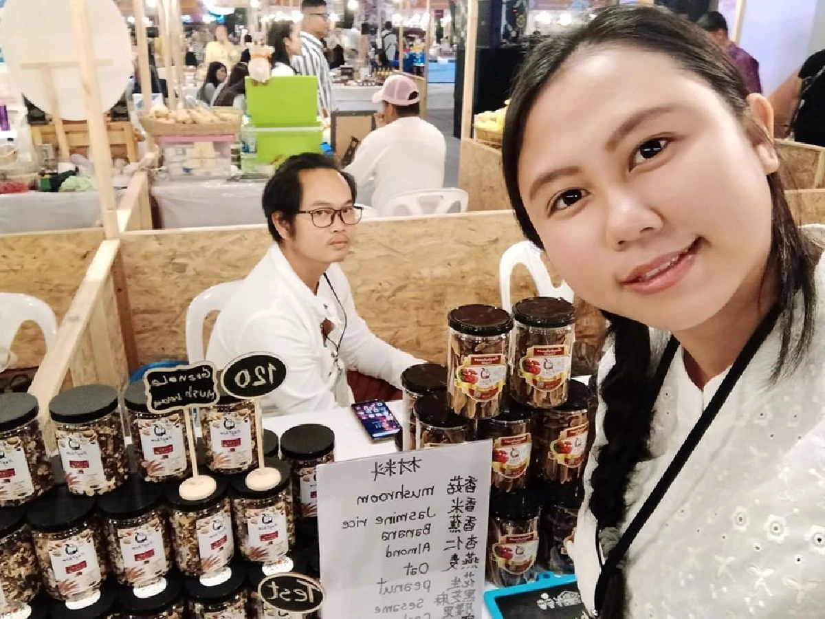 ทิ้งวิศวะมาเป็นเศรษฐีเห็ด “สายฝน-ฉัตรชัย”  คู่รักผู้ปั้น ‘เส้นเห็ด’ สุขภาพเจ้าแรก