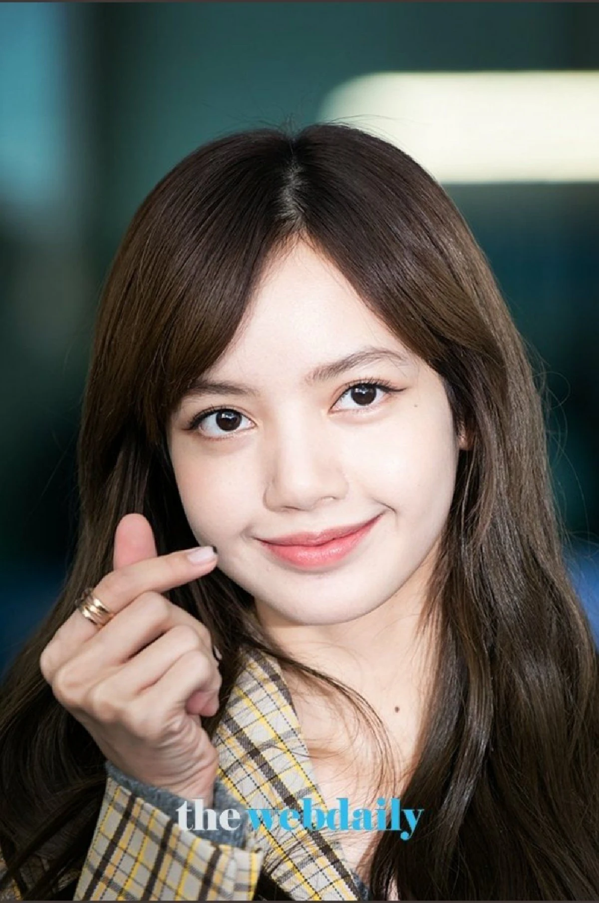 เกินคำว่าปัง! ชาวเน็ตแห่แชร์ภาพ "ลิซ่า Blackpink” แบบไม่มีผมหน้าม้า จนติดเทรนด์ฮิต