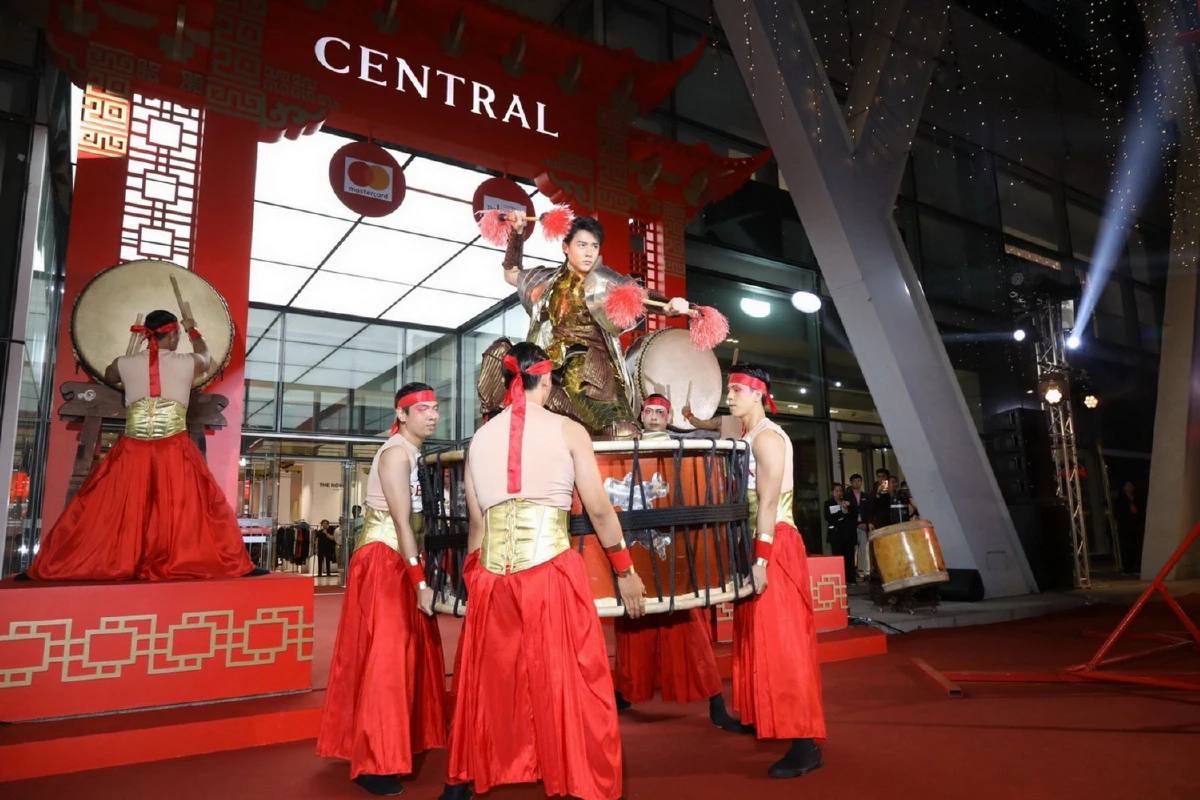 เช็กอิน 'เซ็นทรัล' ตรุษจีนเนรมิตห้างแห่งความโชคดี โชว์แสงสีอลังการ