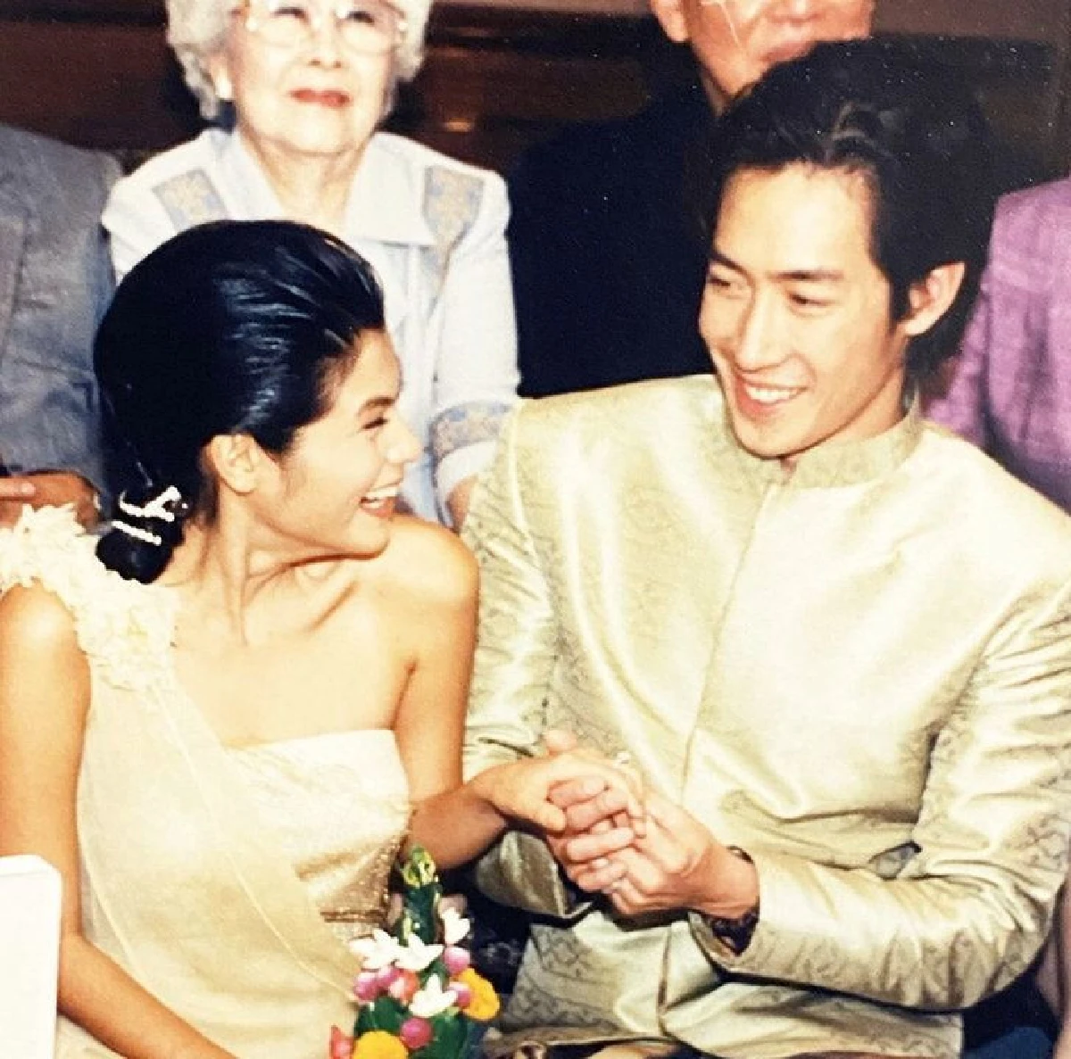 ครบรอบ 19 ปี! "ปิ่น เก็จมณี" ย้อนรำลึกถึงวันสำคัญ "เจ เจตริน" ปิดถนนยกขันหมากสู่ขอ