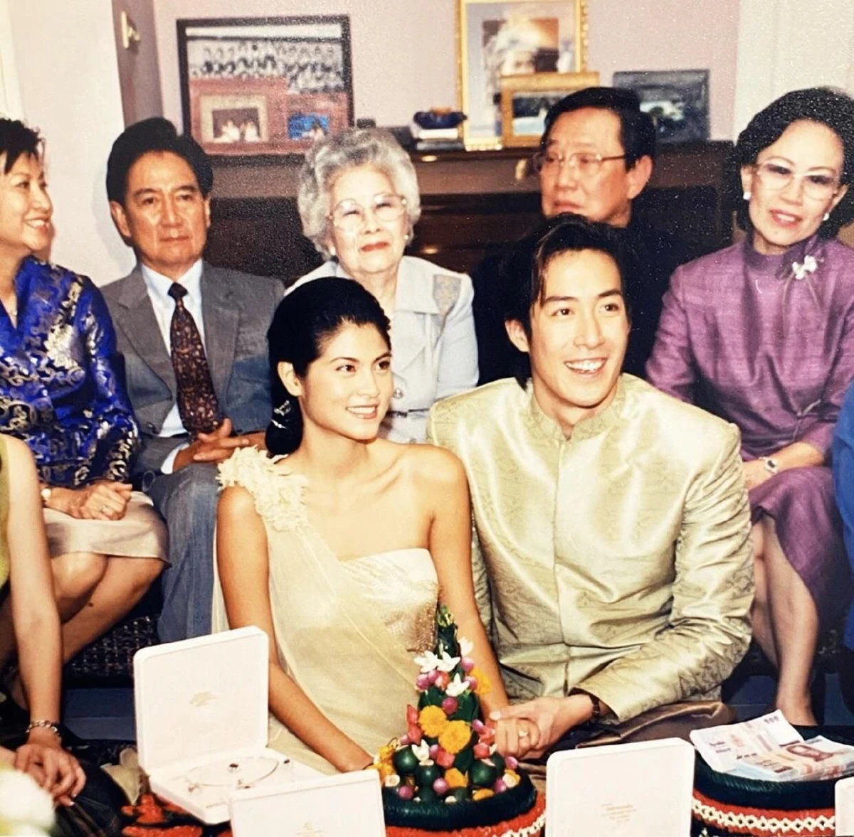 ครบรอบ 19 ปี! "ปิ่น เก็จมณี" ย้อนรำลึกถึงวันสำคัญ "เจ เจตริน" ปิดถนนยกขันหมากสู่ขอ