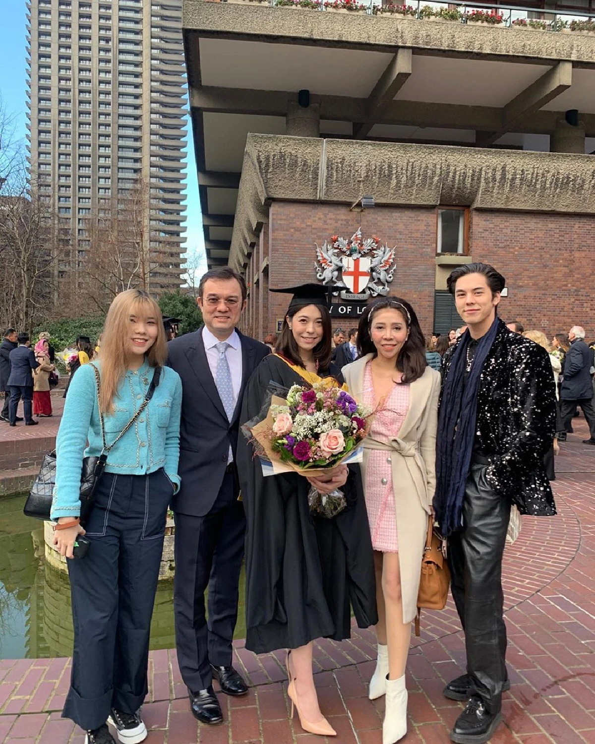 "แม่ฉันก็แต่งไม่เบาจ่ะ" พีช พชร ออกปากแซว แม่ส้ม จัดเต็มแบรนด์เนมสวยเริ่ดทั้งตัว