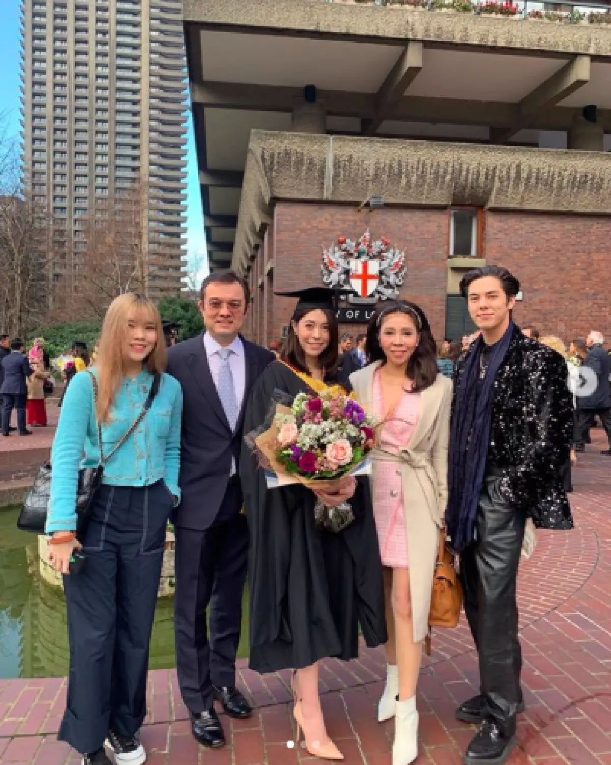 ครอบครัวพร้อมหน้าร่วมบินยินดี “แพร พิมพิศา” เรียนจบที่อังกฤษแล้ว