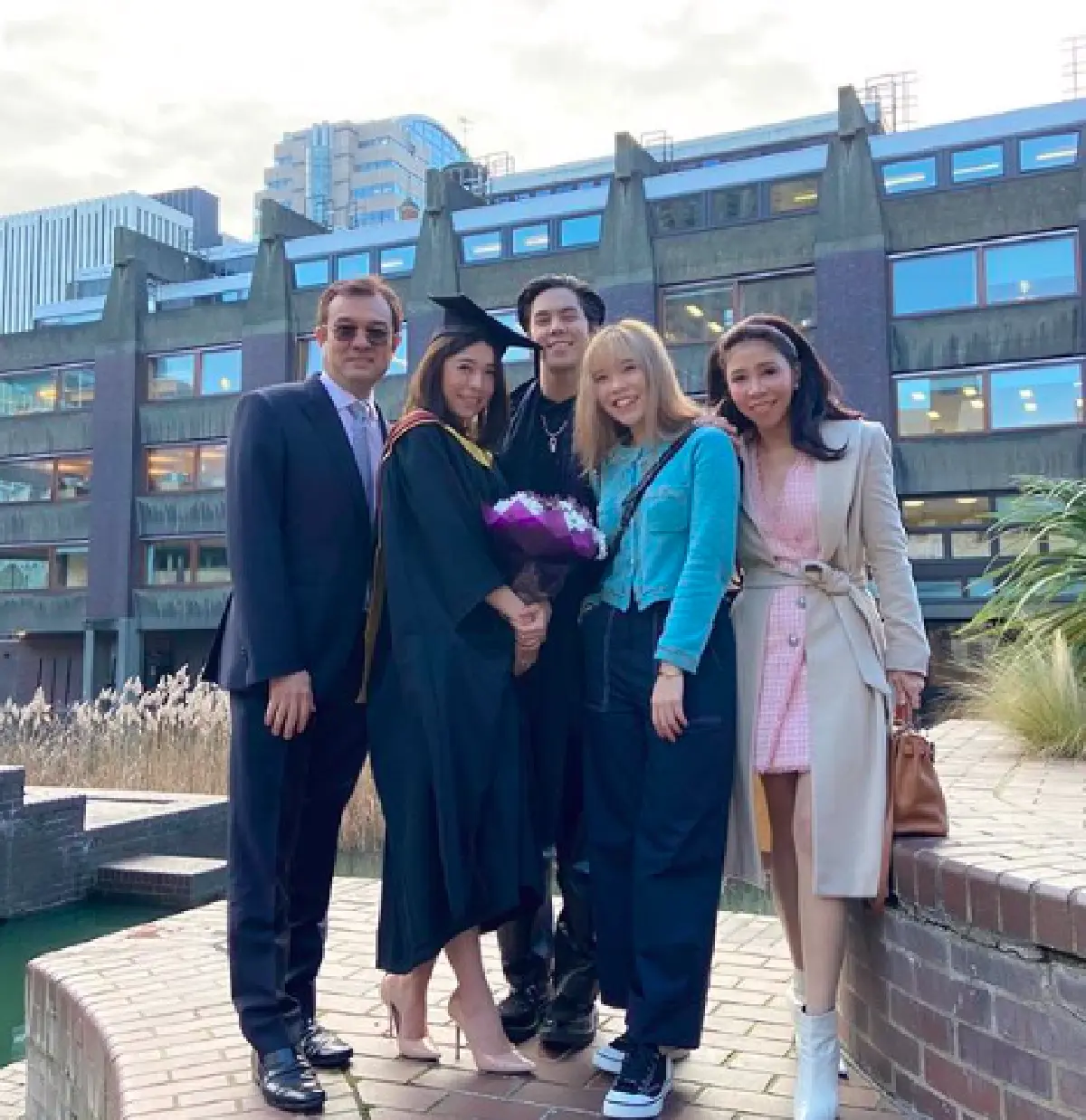 ครอบครัวพร้อมหน้าร่วมบินยินดี “แพร พิมพิศา” เรียนจบที่อังกฤษแล้ว