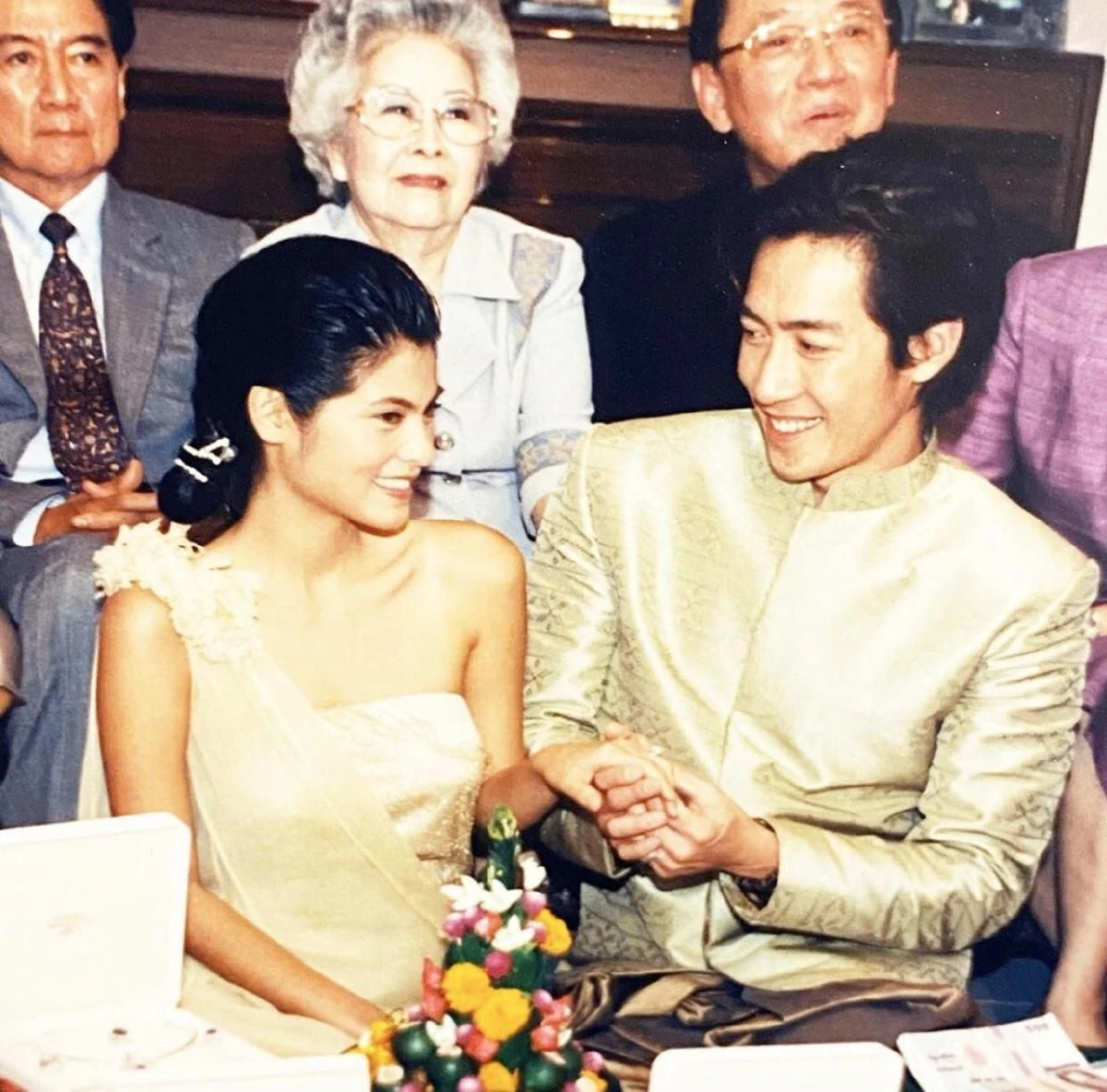 ครบรอบ 19 ปี! "ปิ่น เก็จมณี" ย้อนรำลึกถึงวันสำคัญ "เจ เจตริน" ปิดถนนยกขันหมากสู่ขอ