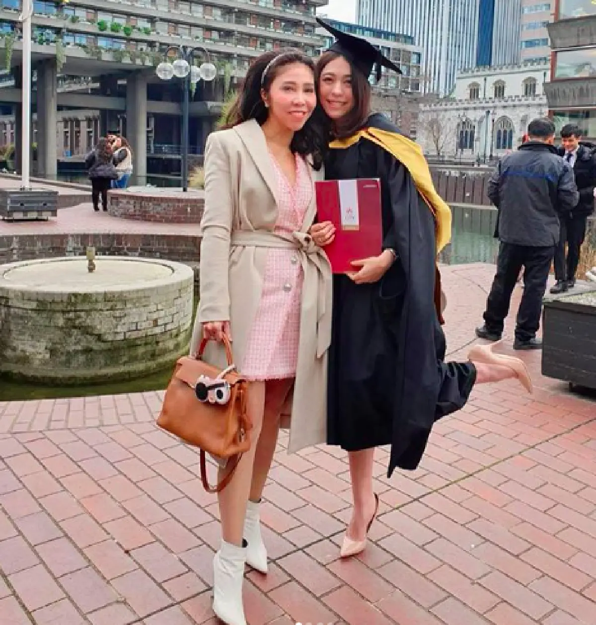 ครอบครัวพร้อมหน้าร่วมบินยินดี “แพร พิมพิศา” เรียนจบที่อังกฤษแล้ว