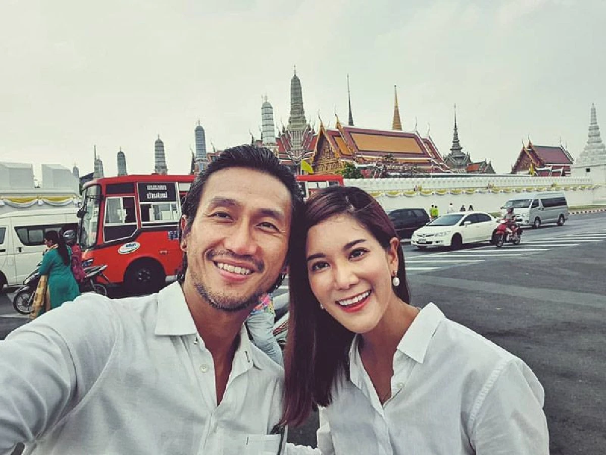 คู่สร้างคู่สม! ก้อย-ตูน ควงแขนไหว้พระแก้วขอพรในวันเกิดเป็นสิริมงคลให้กับชีวิต