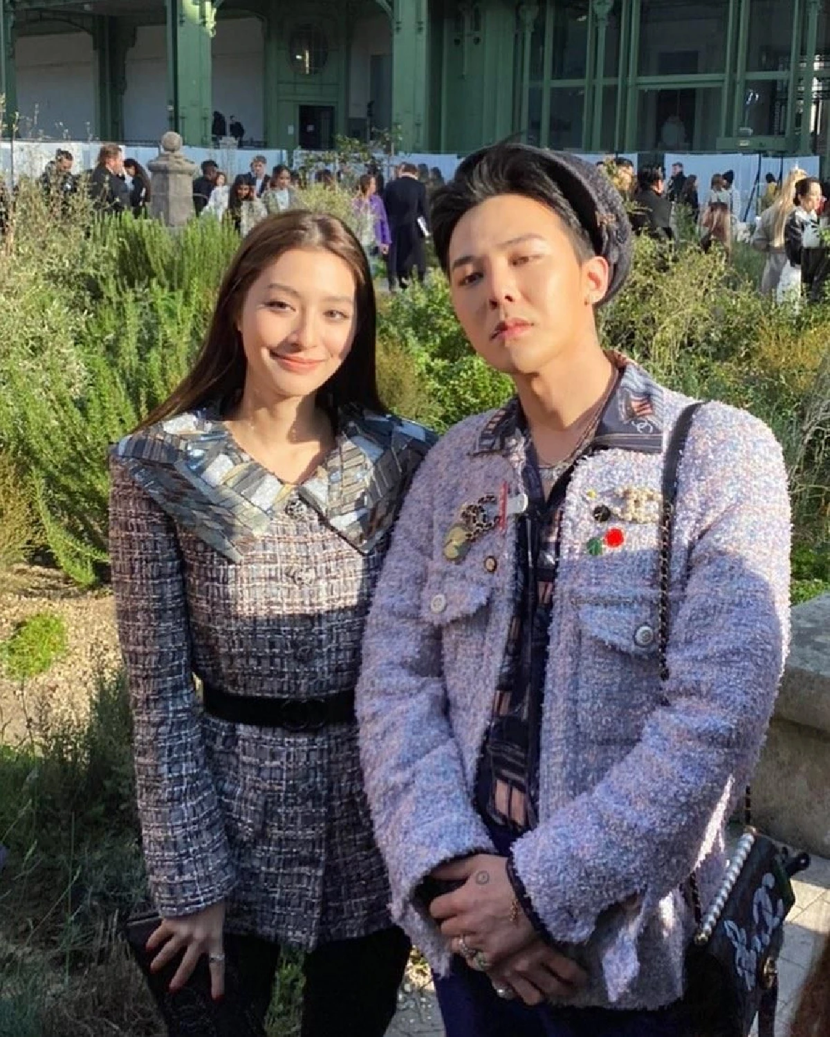 กรี๊ดหนักมาก! มิว นิษฐา กระทบไหล่ จี ดรากอน ในงานแฟชั่นโชว์ที่ปารีส