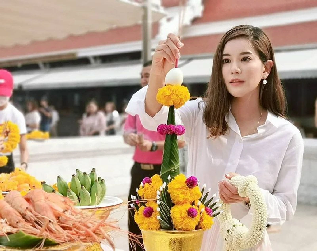 คู่สร้างคู่สม! ก้อย-ตูน ควงแขนไหว้พระแก้วขอพรในวันเกิดเป็นสิริมงคลให้กับชีวิต