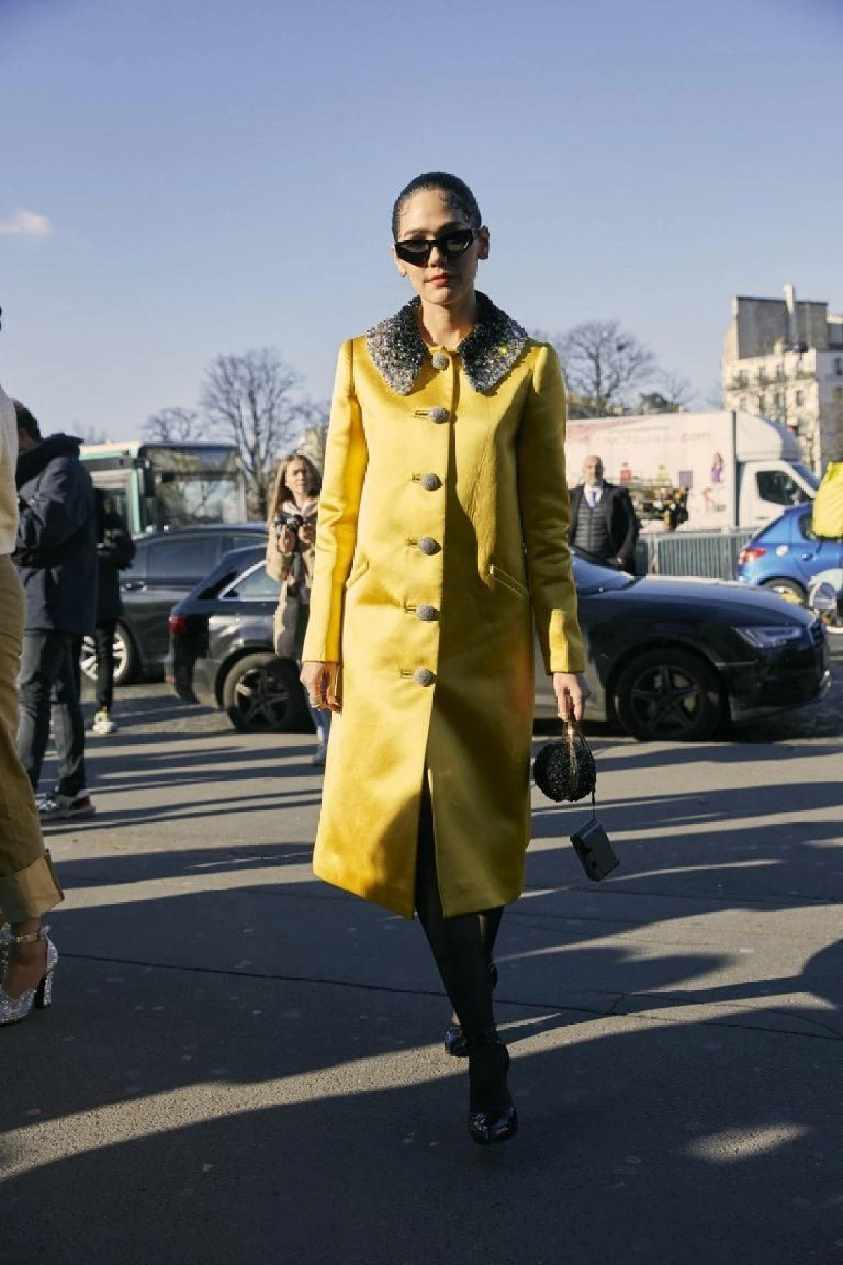 ไม่เคยผิดหวัง! ชมพู่ อารยา อวดลุคสวยคุมโทนดำขาว กับท่าโพสที่ไม่ธรรมดา