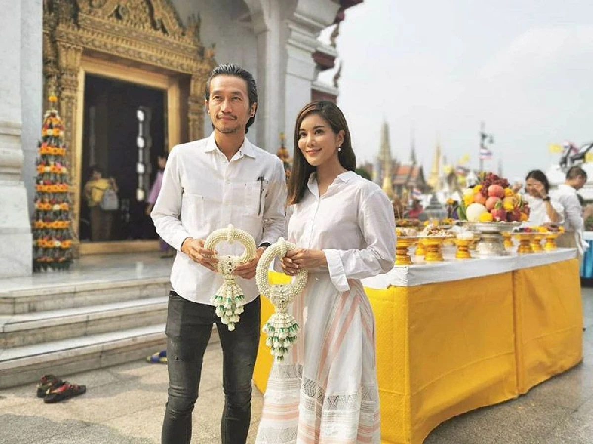 คู่สร้างคู่สม! ก้อย-ตูน ควงแขนไหว้พระแก้วขอพรในวันเกิดเป็นสิริมงคลให้กับชีวิต