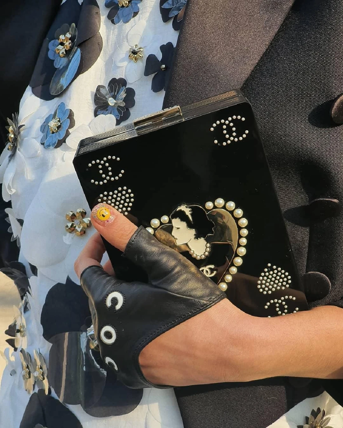 ไม่เคยผิดหวัง! ชมพู่ อารยา อวดลุคสวยคุมโทนดำขาว กับท่าโพสที่ไม่ธรรมดา