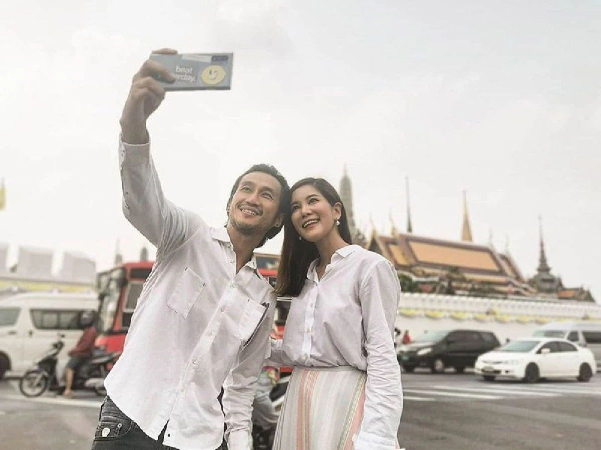 คู่สร้างคู่สม! ก้อย-ตูน ควงแขนไหว้พระแก้วขอพรในวันเกิดเป็นสิริมงคลให้กับชีวิต