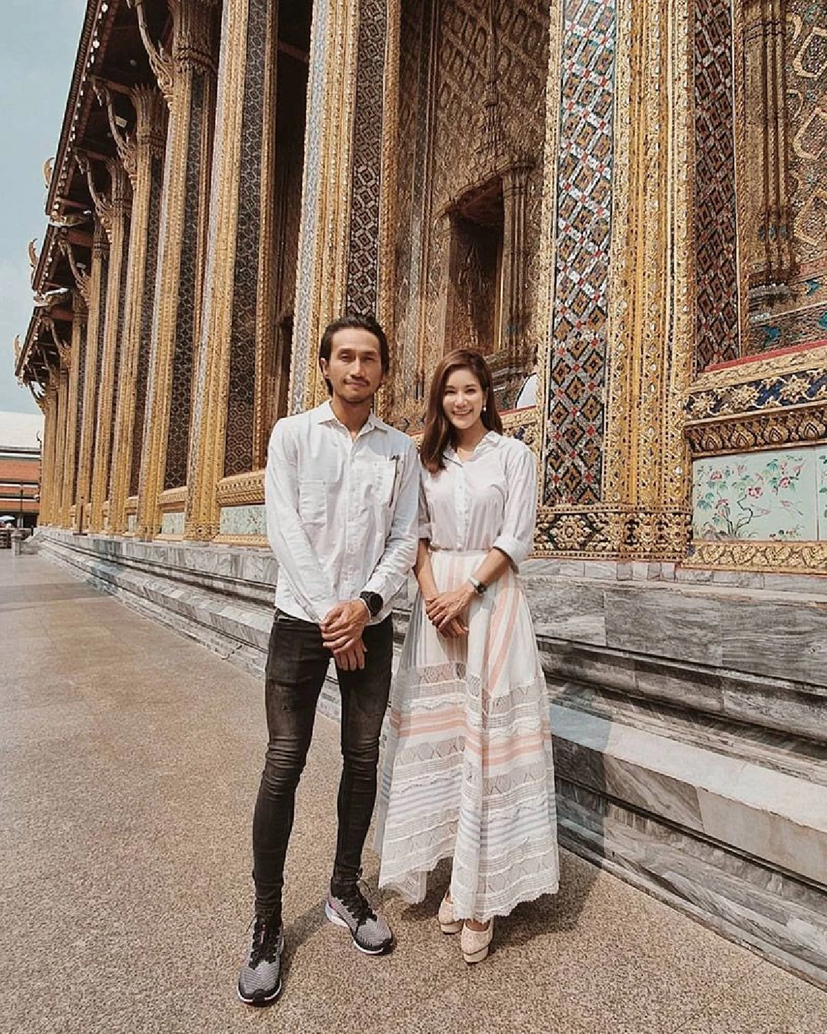 คู่สร้างคู่สม! ก้อย-ตูน ควงแขนไหว้พระแก้วขอพรในวันเกิดเป็นสิริมงคลให้กับชีวิต