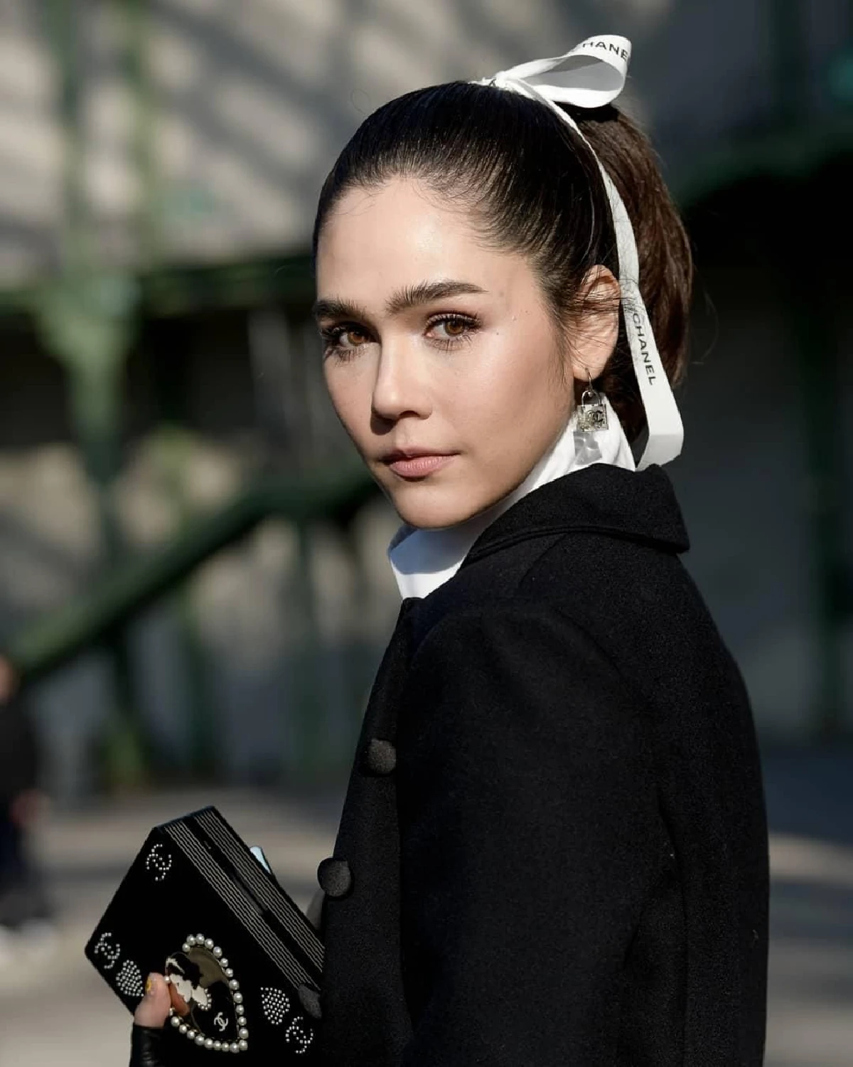 ไม่เคยผิดหวัง! ชมพู่ อารยา อวดลุคสวยคุมโทนดำขาว กับท่าโพสที่ไม่ธรรมดา