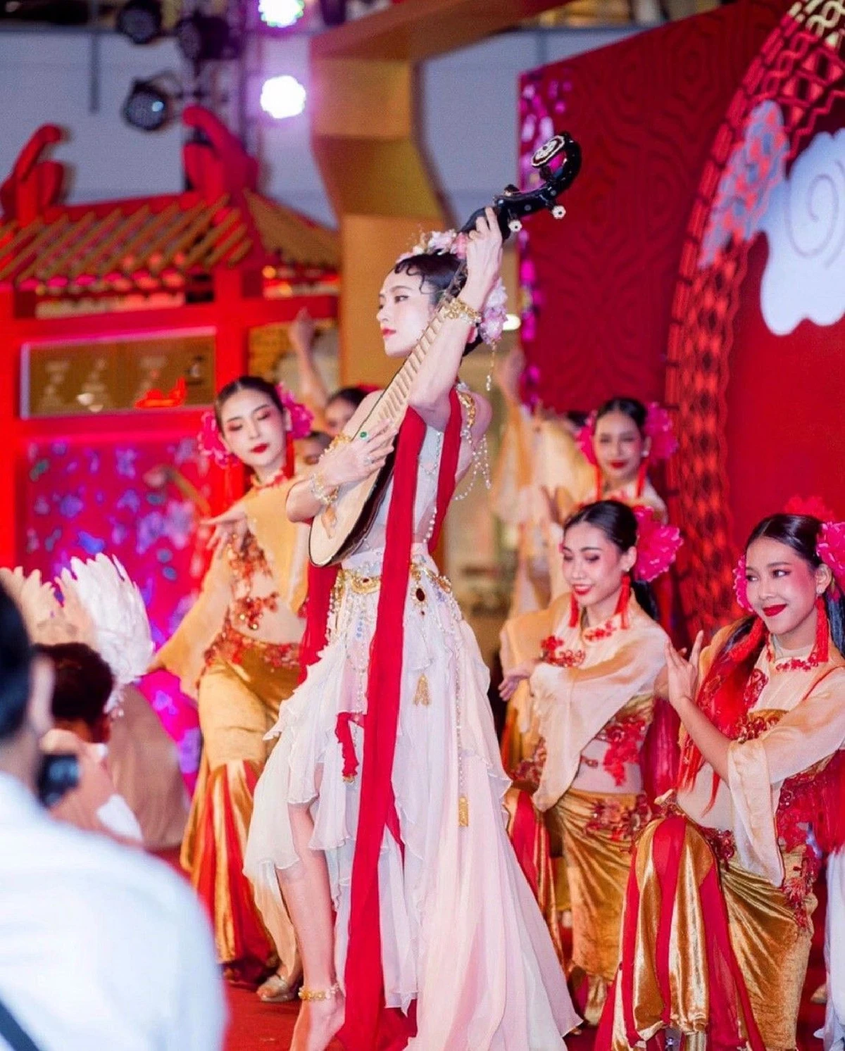 ที่สุดกับลุคตรุษจีน! ปอย ตรีชฎา ในลุคสาวหมวยสวยเหมือนหลุดมาจากหนังจีน