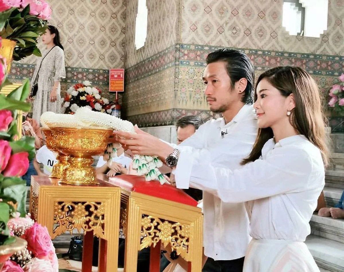 คู่สร้างคู่สม! ก้อย-ตูน ควงแขนไหว้พระแก้วขอพรในวันเกิดเป็นสิริมงคลให้กับชีวิต