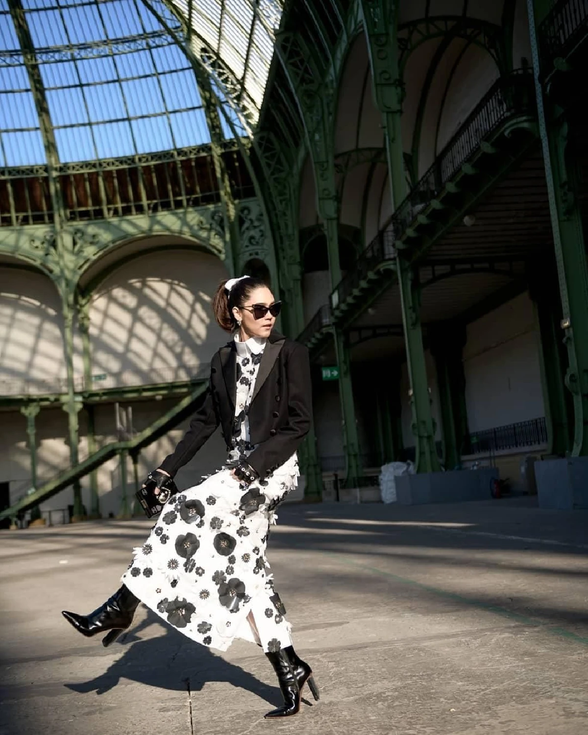 ไม่เคยผิดหวัง! ชมพู่ อารยา อวดลุคสวยคุมโทนดำขาว กับท่าโพสที่ไม่ธรรมดา