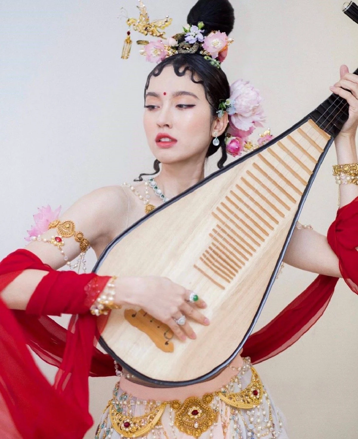 ที่สุดกับลุคตรุษจีน! ปอย ตรีชฎา ในลุคสาวหมวยสวยเหมือนหลุดมาจากหนังจีน