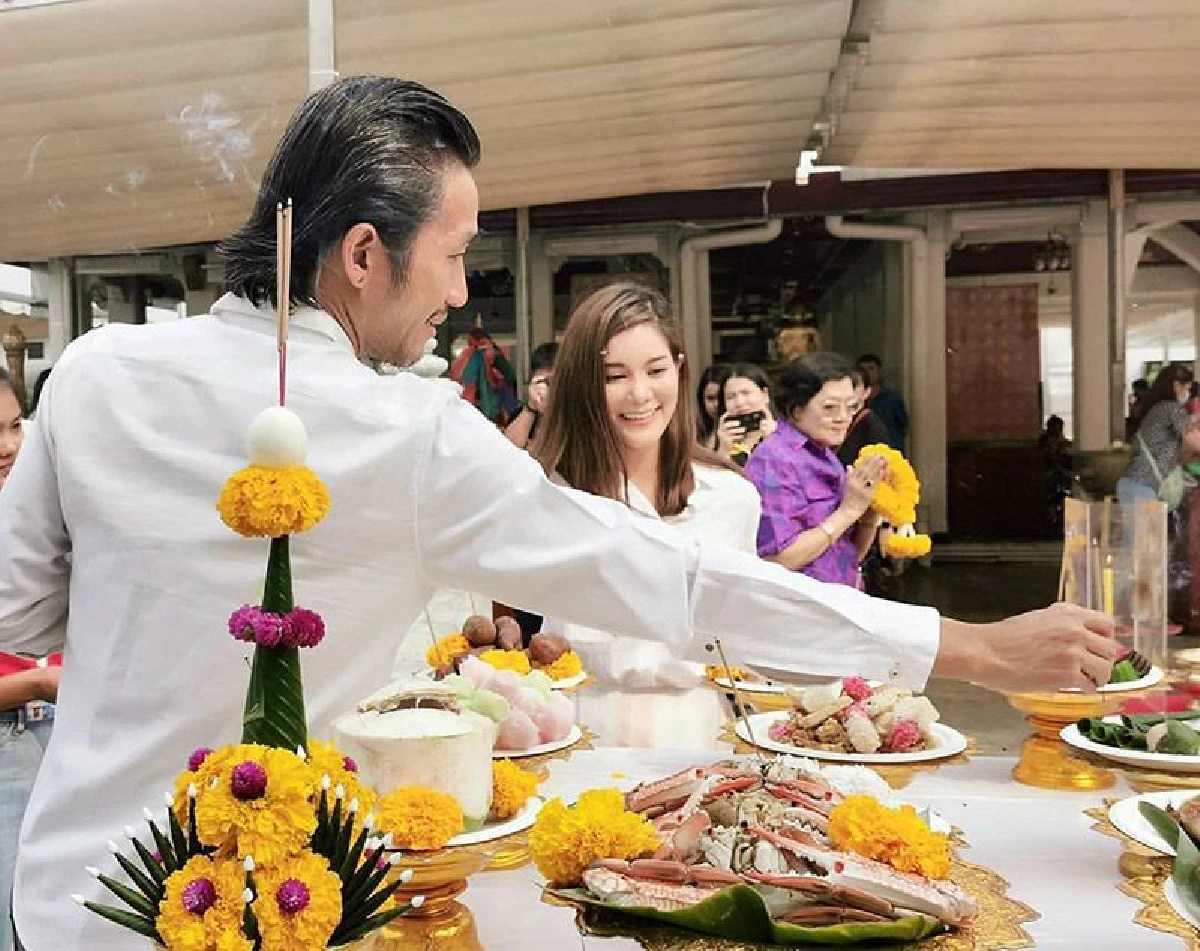 คู่สร้างคู่สม! ก้อย-ตูน ควงแขนไหว้พระแก้วขอพรในวันเกิดเป็นสิริมงคลให้กับชีวิต