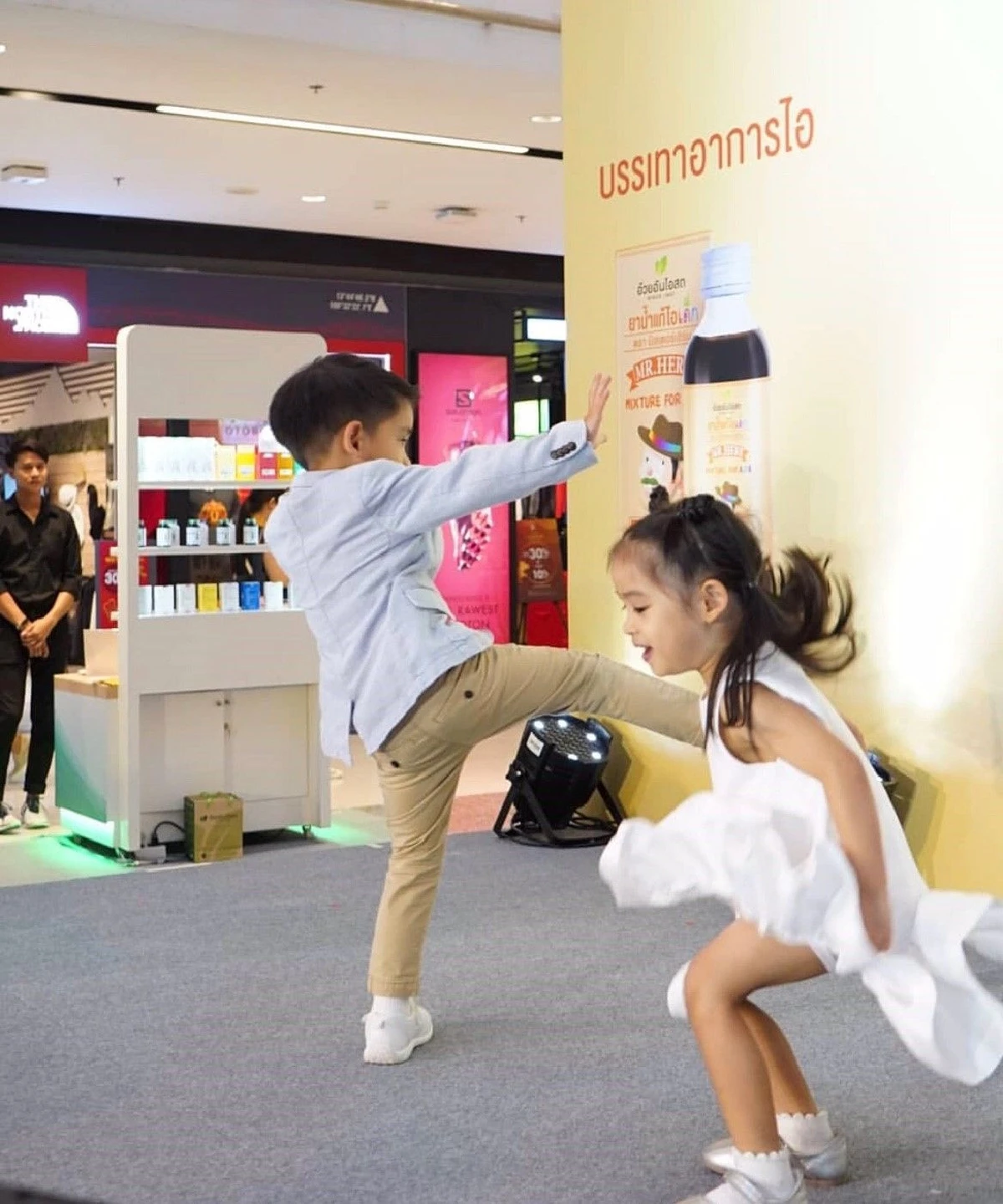 โมเม้นต์น่าเอ็นดู! น้องอลิน-อลัน เล่นจนง่วงก่อนขึ้นเวที พอได้จับไมค์พูดขายของช่วยแม่ไม่หยุด