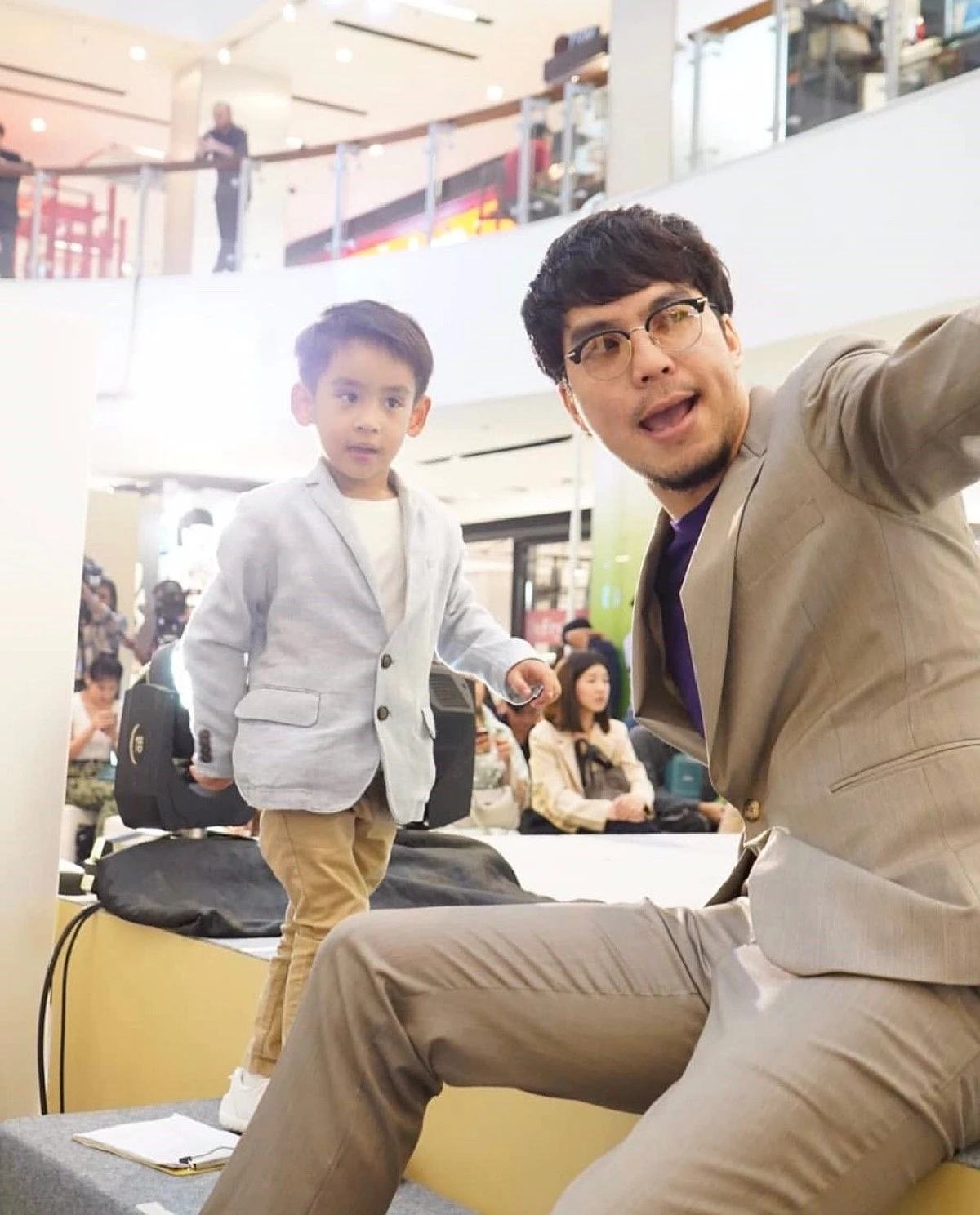 โมเม้นต์น่าเอ็นดู! น้องอลิน-อลัน เล่นจนง่วงก่อนขึ้นเวที พอได้จับไมค์พูดขายของช่วยแม่ไม่หยุด