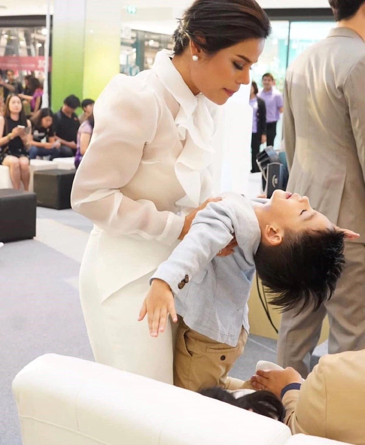 โมเม้นต์น่าเอ็นดู! น้องอลิน-อลัน เล่นจนง่วงก่อนขึ้นเวที พอได้จับไมค์พูดขายของช่วยแม่ไม่หยุด