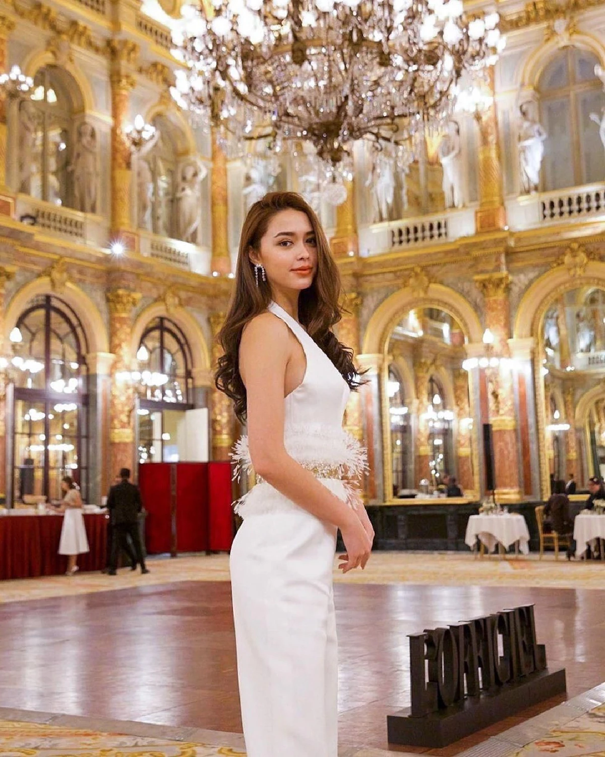 แพทริเซีย กู๊ด สวยเซ็กซี่ในชุดเดรสสีเขียวแหวกข้าง ชมแฟชั่นโชว์ที่ปารีส