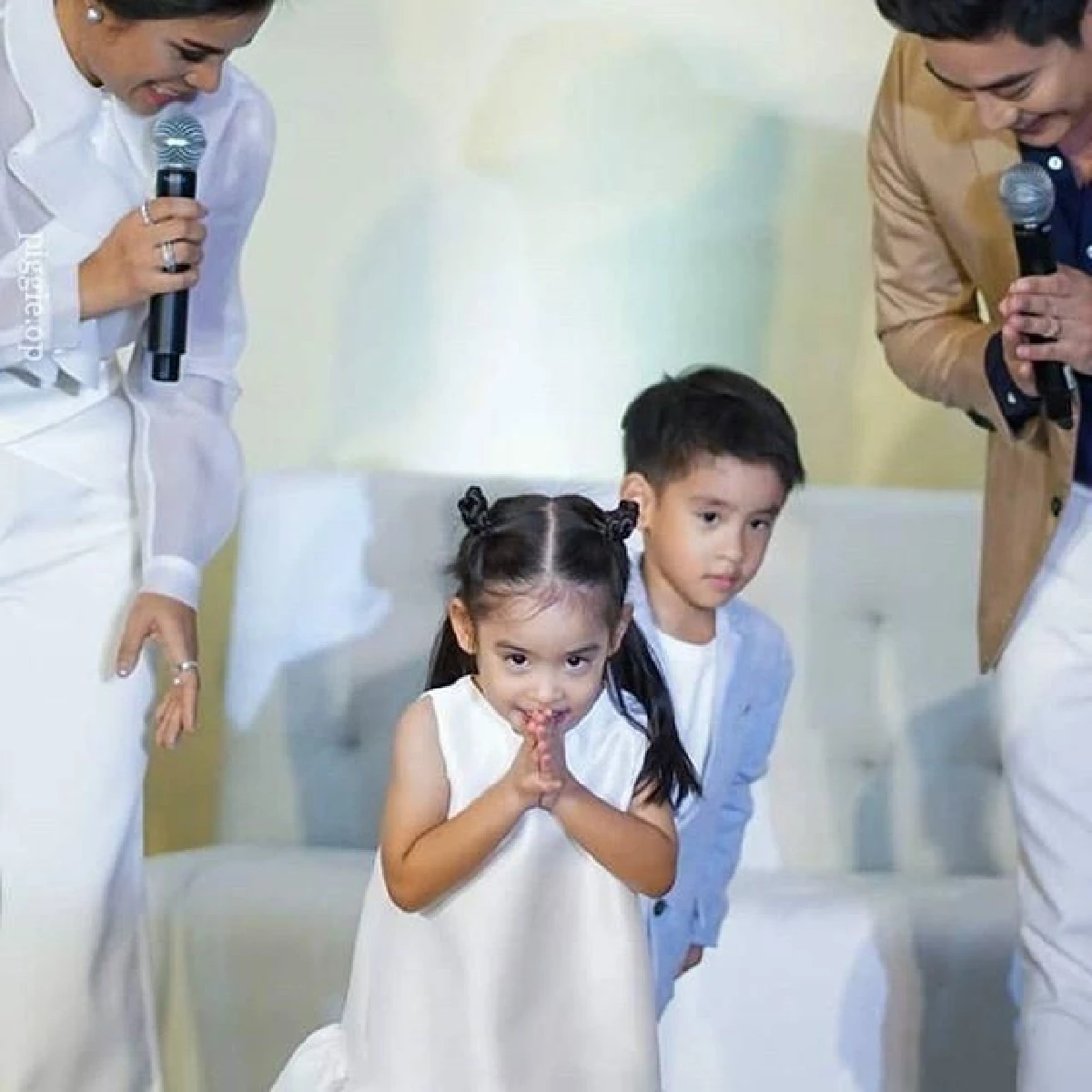 โมเม้นต์น่าเอ็นดู! น้องอลิน-อลัน เล่นจนง่วงก่อนขึ้นเวที พอได้จับไมค์พูดขายของช่วยแม่ไม่หยุด