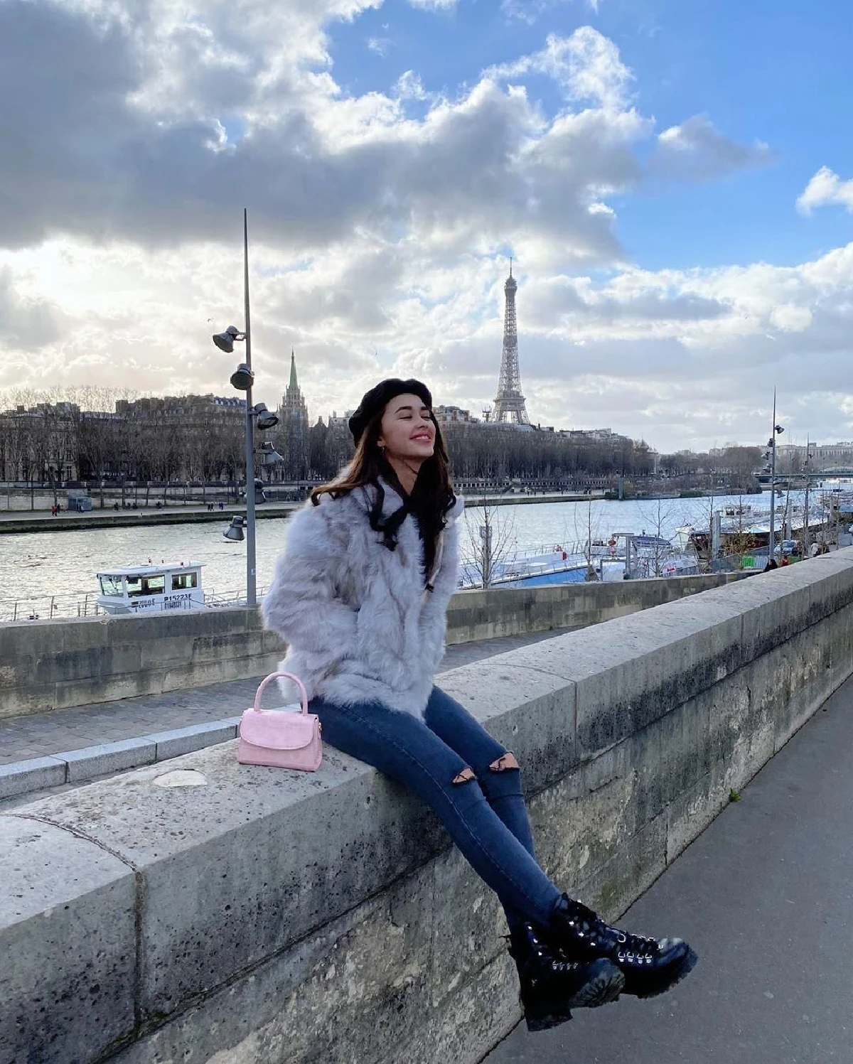 แพทริเซีย กู๊ด สวยเซ็กซี่ในชุดเดรสสีเขียวแหวกข้าง ชมแฟชั่นโชว์ที่ปารีส