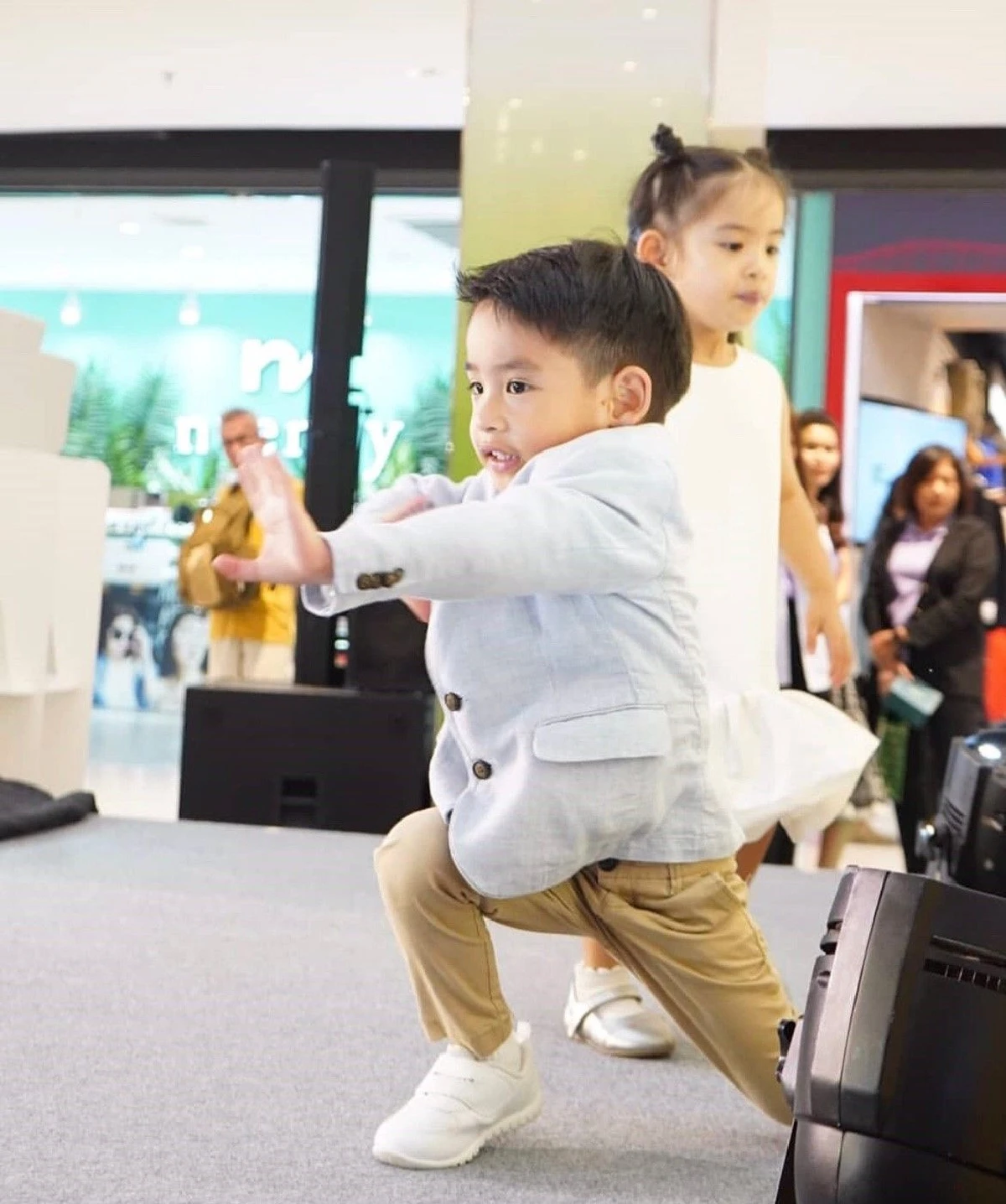 โมเม้นต์น่าเอ็นดู! น้องอลิน-อลัน เล่นจนง่วงก่อนขึ้นเวที พอได้จับไมค์พูดขายของช่วยแม่ไม่หยุด