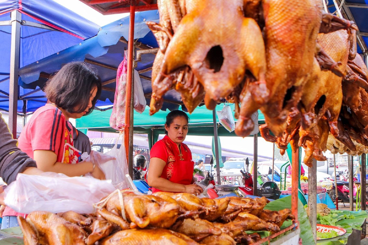 ตลาดปากน้ำโพคคึกคักชาวไทยเชื้อสายจีนแห่ซื้อของไหว้เจ้าตรุษจีน ตลาดปากน้ำโพคคึกคักชาวไทยเชื้อสายจีนแห่ซื้อของไหว้เจ้าตรุษจีน