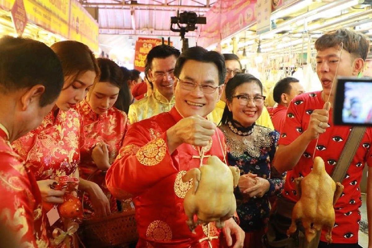 รมว.พณ.เปิดงาน “พาณิชย์ตุ้งแช่รับปีหนูทอง” ในกิจกรรมรณรงค์ฉลาดซื้อประหยัดใช้