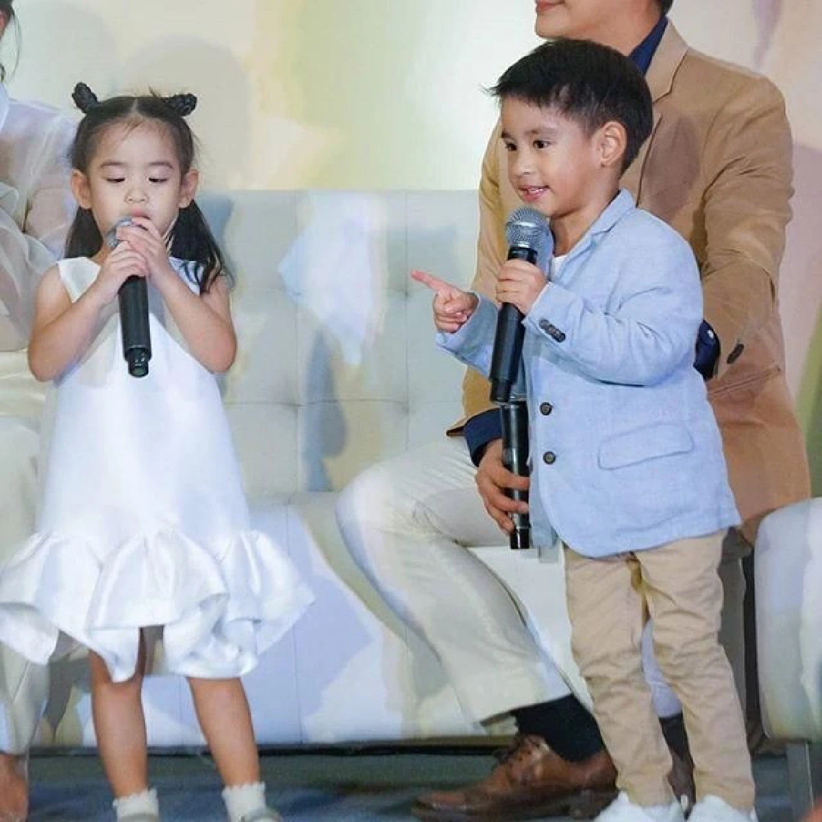 โมเม้นต์น่าเอ็นดู! น้องอลิน-อลัน เล่นจนง่วงก่อนขึ้นเวที พอได้จับไมค์พูดขายของช่วยแม่ไม่หยุด