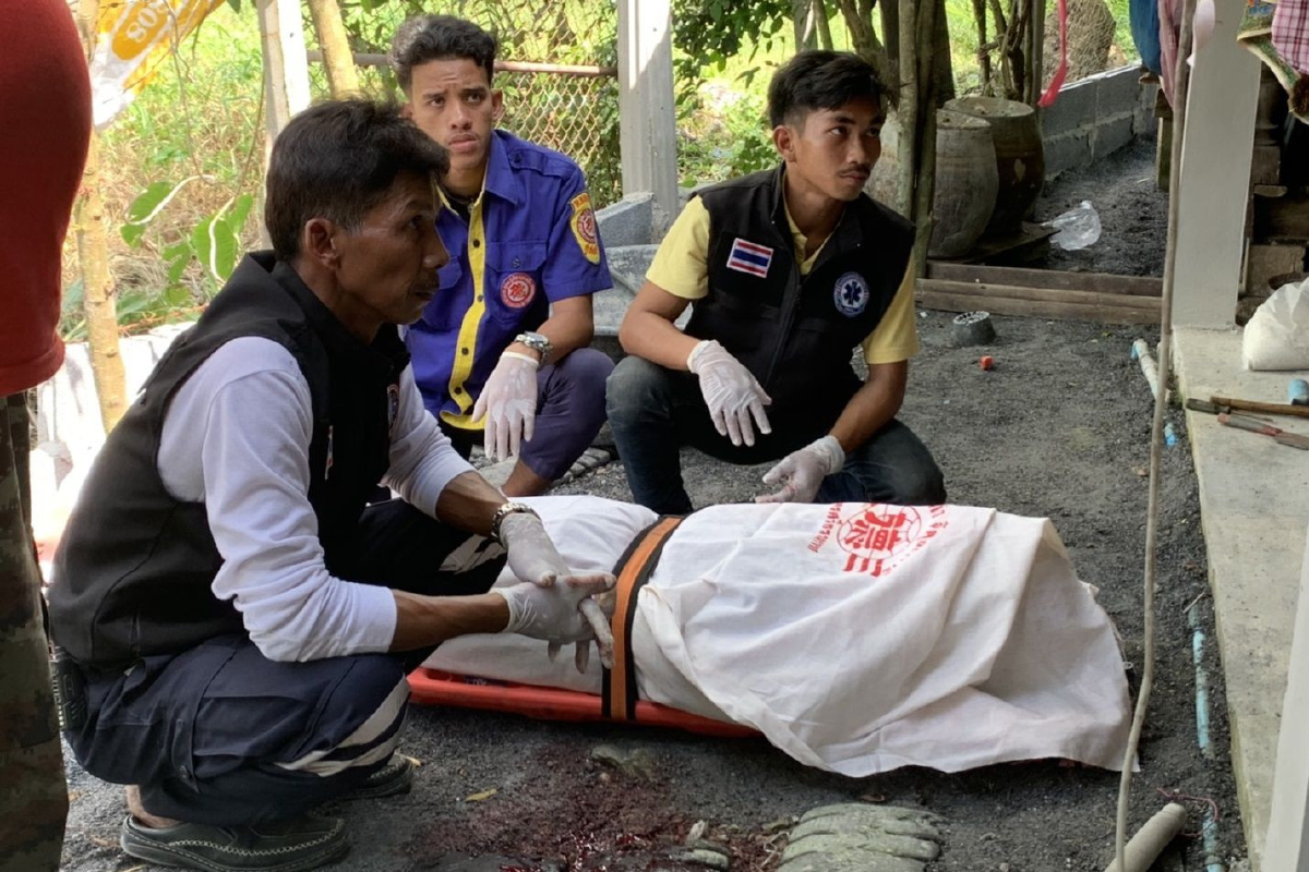 สาวใหญ่สู้โจรชิงทรัพย์วันตรุษจีนถูกฟันแทงไม่ยั้งเสียชีวิตคาบ้าน สาวใหญ่สู้โจรชิงทรัพย์วันตรุษจีนถูกฟันแทงไม่ยั้งเสียชีวิตคาบ้าน